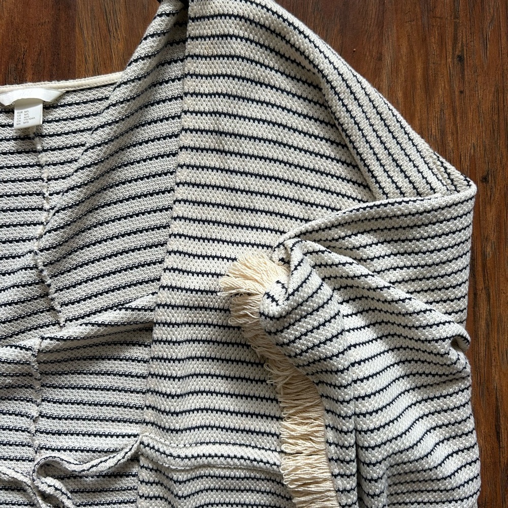 Beach Coverup With Front Tie and Fringes Women’s Size Medium - Picture 6 of 11